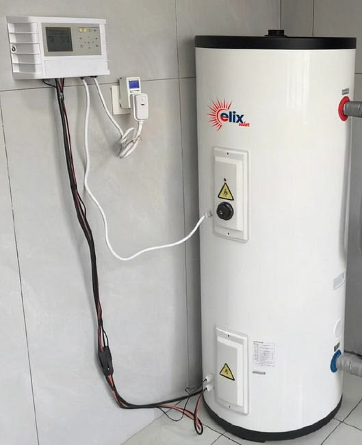 Ballon de chauffe-eau vertical et ses raccordements